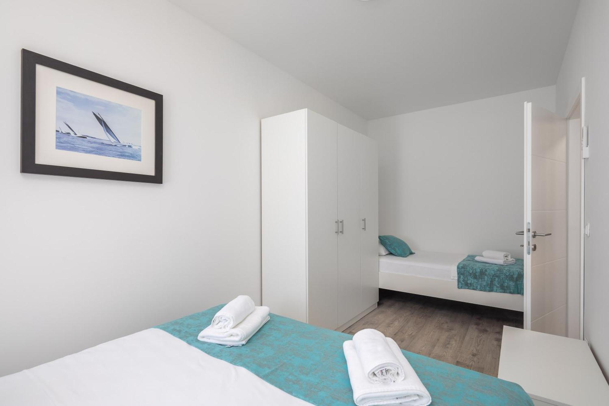 Beachfront Apartments Providenca With Free Parking Макарска Номер фото