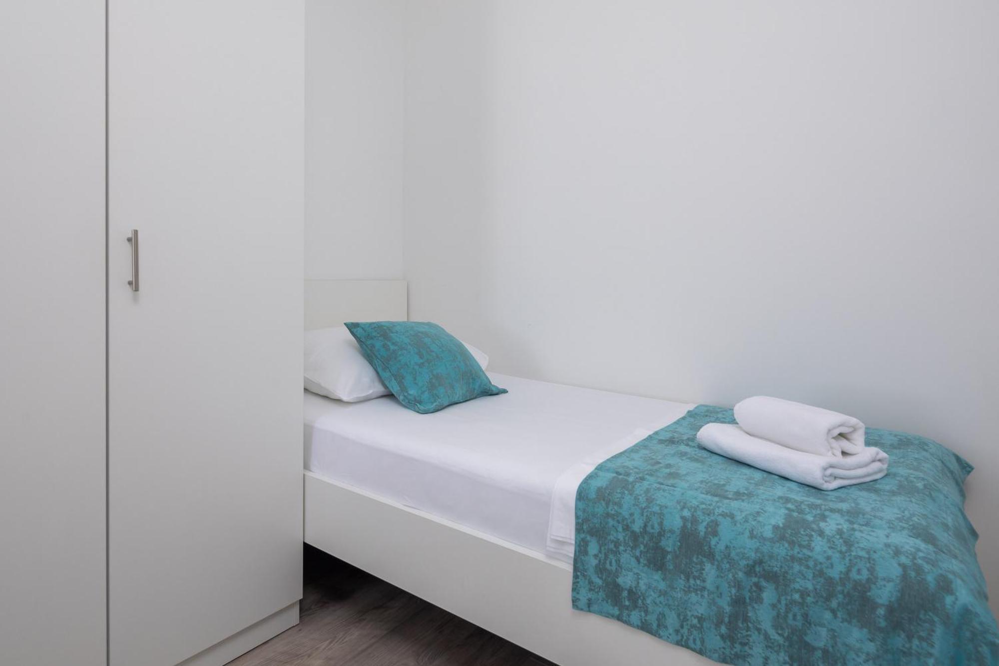 Beachfront Apartments Providenca With Free Parking Макарска Номер фото