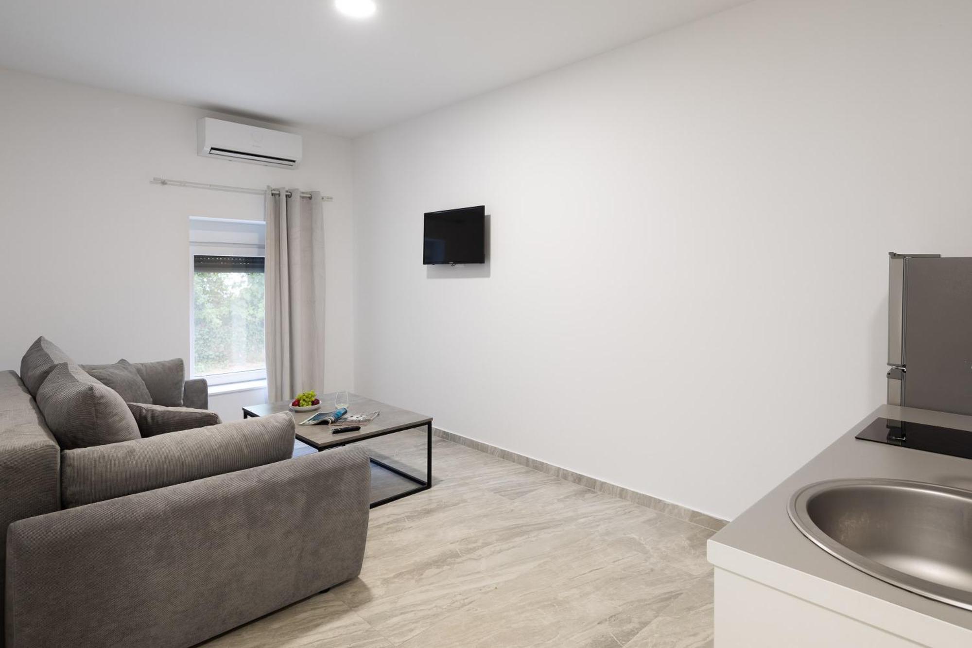 Beachfront Apartments Providenca With Free Parking Макарска Номер фото